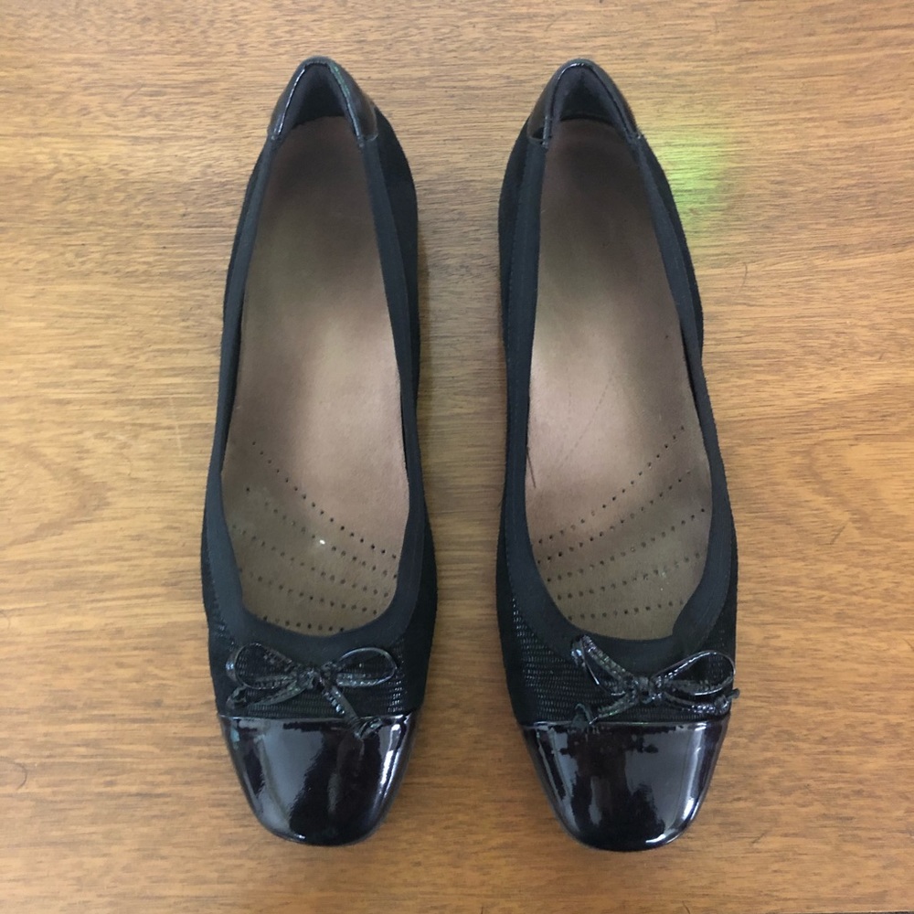 Clark’s black flats